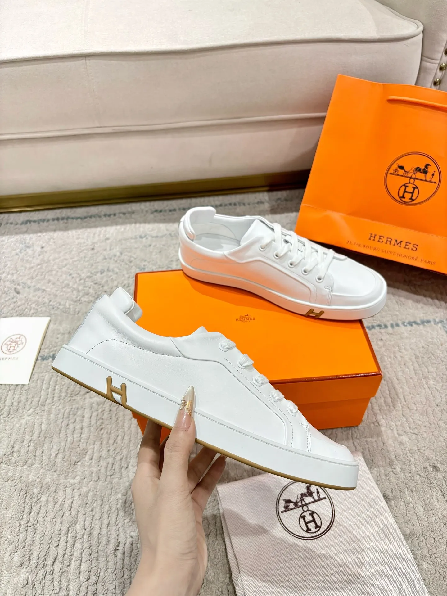 👟👟Ex-factory price 640👟👟 Men's model ➕10 Hermes·Hermès 2025ss new Lucky series men's leather loafers casual sports shoes for women Top version 🔝Original purchase, development and production👍🏻 This Hermès sports shoe is made of calfskin and suede goatskin, with iconic "H" details on the side, creating a dynamic and fashionable style. 💘 💜Material: original imported first-layer cowhide 💛Inner lining: original customized soft sheepskin 💚Sole: original molded non-slip TPU outsole ❤️Sole thickness: about 2.5cm 🤍Number of yards: 35-45👣 (40 for women and 45 for men, custom-made and non-refundable